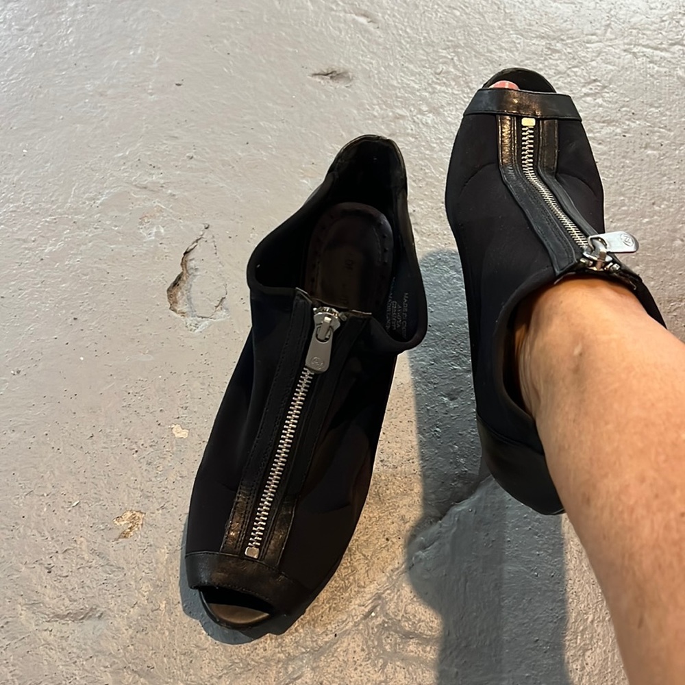 Adrienne Vittadini black zipper up ankle boots